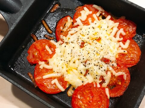 フライパンのまま食卓へ！簡単熱々♡焼きチーズトマト